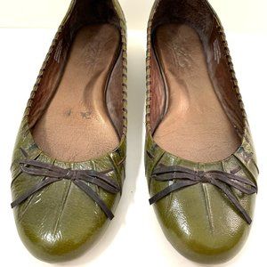 Bolo green flat with brown stylish details